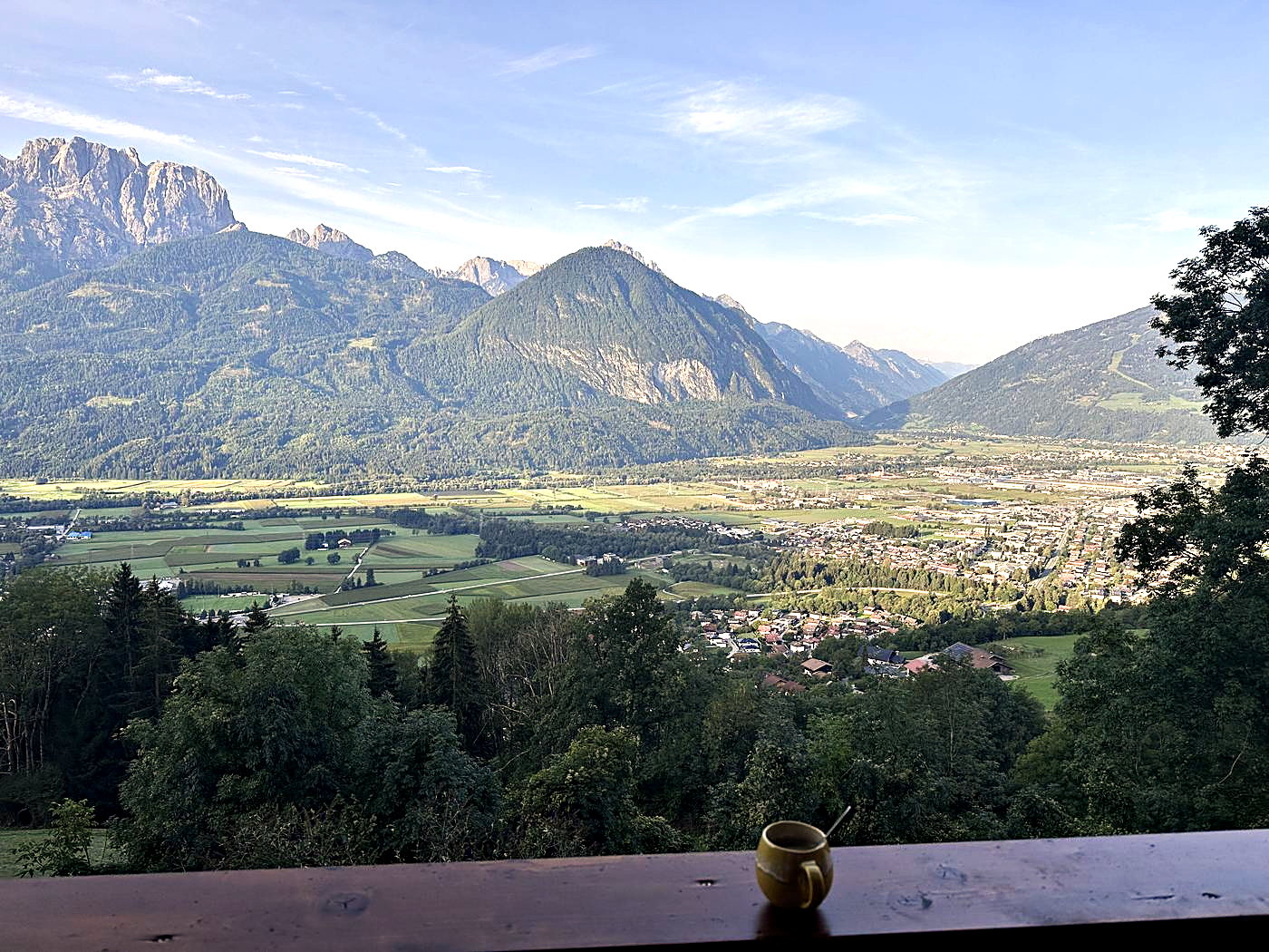 Ochtendkoffie op het terras van vakantieappartement Sonnweit met uitzicht over Lienz en het Draudal