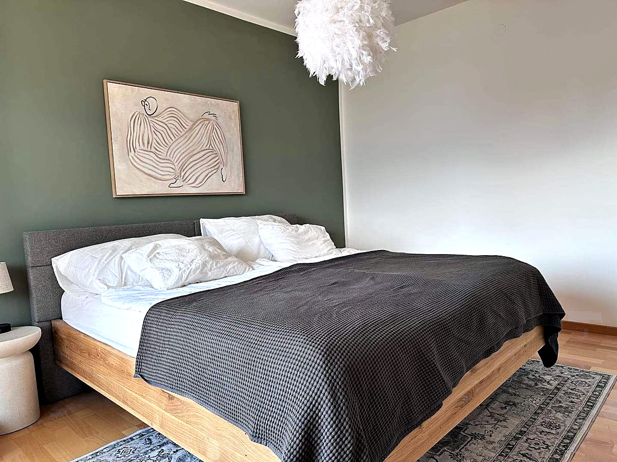 Slaapkamer met kingsize bed in appartement SONNWEIT, Dölsach